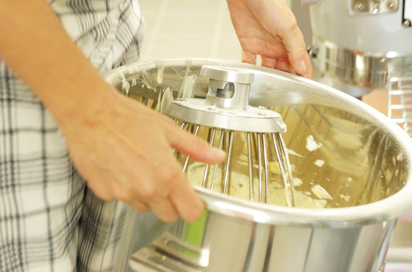 Kuchen im Glas wird in Handarbeit gemacht